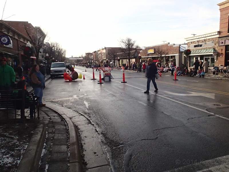 2014-11-29 2014-11 Gobbler Gallop 4Mile 027.JPG - The runners are gone, the crowd is beginning to form for the parade.